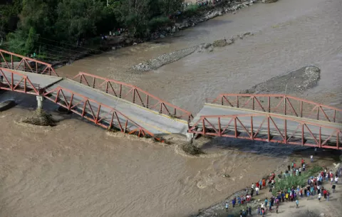 Más lluvias amenazan con agravar inundaciones que ya dejan 75 muertos en Perú