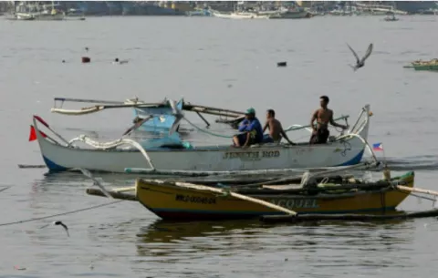 Rescatan a pescador filipino que naufragó hace dos meses 