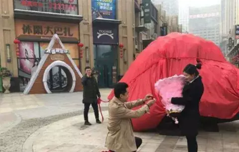 Chino regala una piedra de 33 toneladas a su novia para pedir su mano