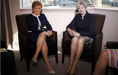 Polémica por foto de piernas de May y Sturgeon en el Daily Mail 
