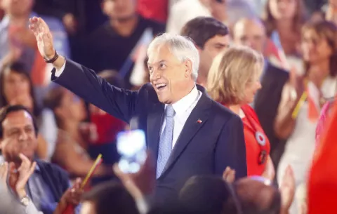 Piñera se ofrece como la solución al Chile "dividido y estancado" de Bachelet