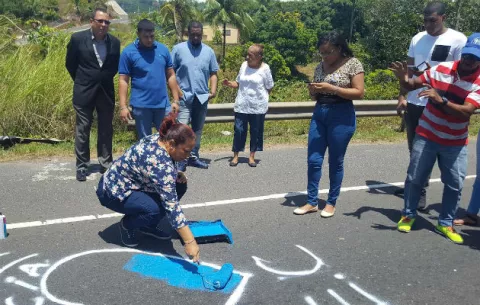 Pintan corazón azul en homenaje a taxista de turismo asesinado