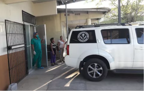 Muere adulto al caer cuando podaba árbol en residencia en David