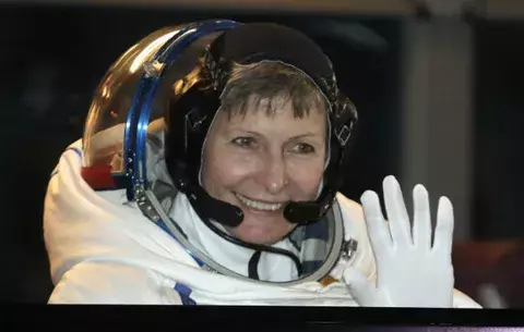 La astronauta de más edad bate récord de caminata espacial