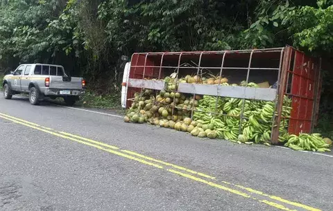 Plátanos y pipas quedan regadas en la vía tras volcarse camión