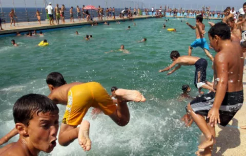 Hombre que no sabe nadar rescata a niño de piscina 