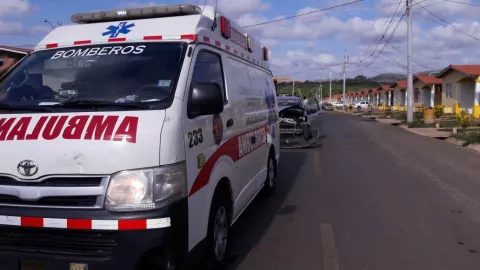 Dos lesionados al colisionar auto contra retroexcavadora 