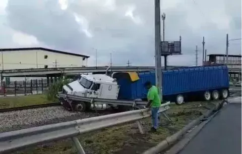 Equipo pesado queda a centímetros de riel del tren en Cuatro Altos, Colón
