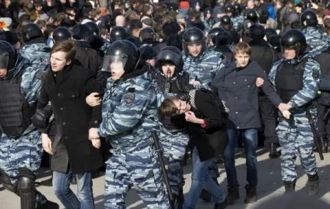 Miles protestan en Rusia contra la corrupción; hay arrestados 