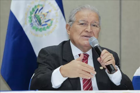 Presidente salvadoreño manda subir bono a policías y soldados por efectividad