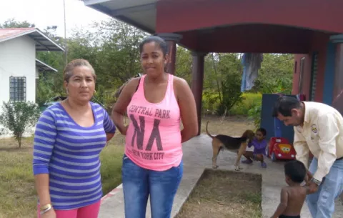 Mujer denuncia presunta agresión de policía y su pareja en San Pablo