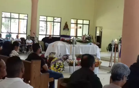 Dan último adiós a secretario del bus accidentado el domingo en Antón
