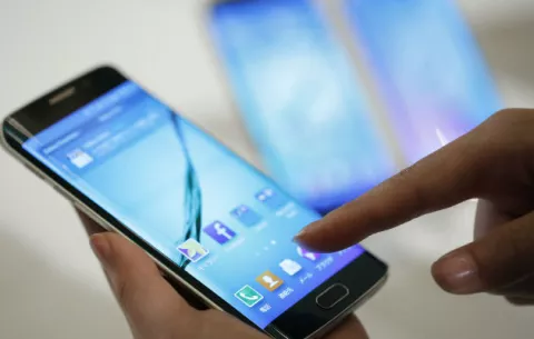 Desde este sábado queda prohibida la venta de celulares bloqueados