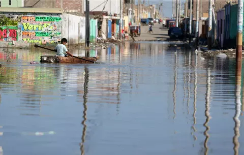 Suben a 90 fallecidos y 120,899 damnificados por inundaciones en Perú