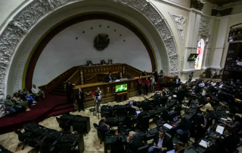 Supremo venezolano elimina el Parlamento; denuncian golpe de Estado