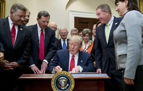 Impiden ejecución de decreto de Trump a familia siria 