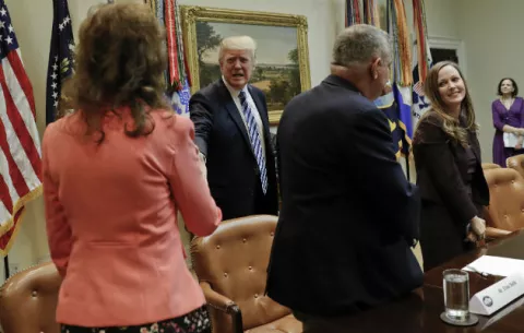 Trump dice que su plan de salud permitirá abaratar seguros "en un año o dos"