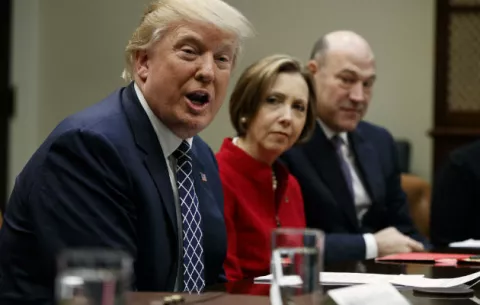 Trump está dispuesto a negociar nueva ley de salud ante división en su partido