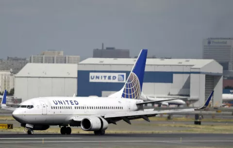 Critican a aerolínea por impedir abordar vuelo a jovencitas con leggings  