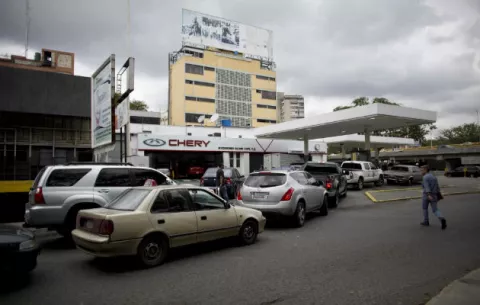 Falta de gasolina genera largas filas en Caracas 