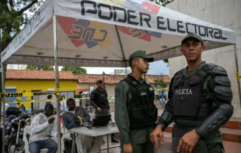 Capriles denuncia retrasos para revalidar su partido en Venezuela