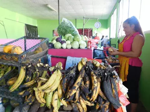 Ventas en mercado público en Las Tablas bajan el 50%