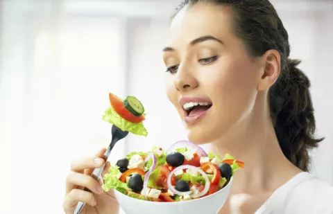 ¿Cuántas frutas y verduras se deben comer por día?