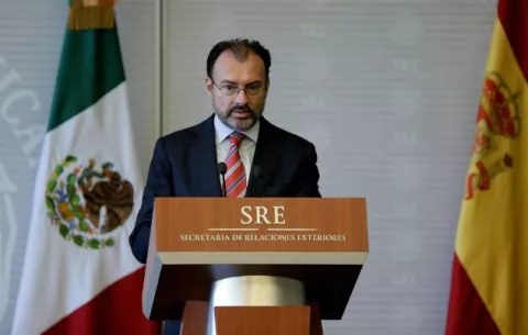 México pide "examen de conciencia" a empresas que buscan construir el muro