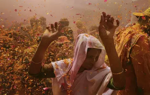 El luto se impregna de colores en ciudad india de las viudas