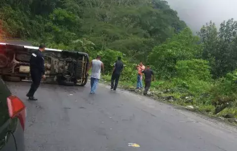 Vehículo queda de lado en media calle, en Bocas del Toro 