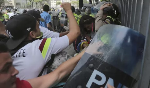 Policía venezolana impide marcha contra el Supremo 