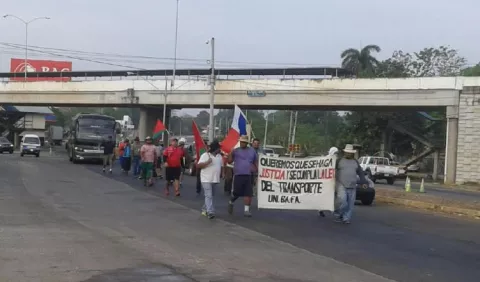 Taxistas retoman caminata hacia la ciudad capital 
