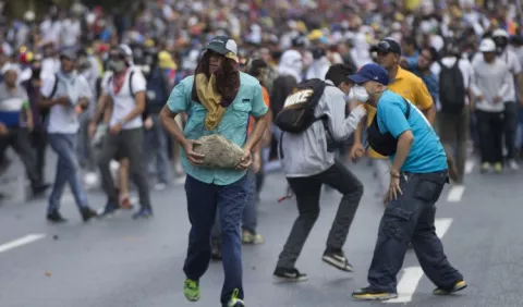 Policía venezolana dispersa la  marcha opositora en Caracas