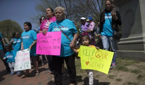 Cientos de niños protestan frente a la Casa Blanca