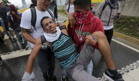 Se enfrentan en  principal arteria vial de Caracas 