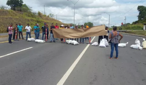 Educadores cierran la vía Interamericana