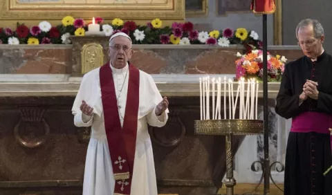 El papa critica los  centros de refugiados 