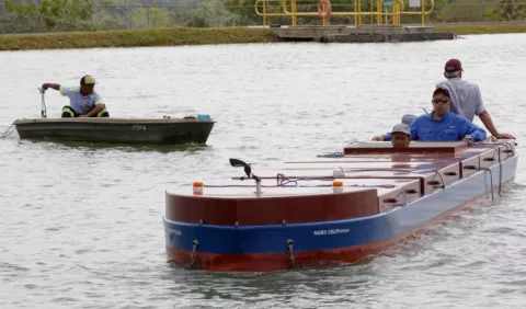 Pilotos del   Canal  juegan con unos minibuques
