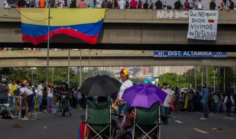 Venezolanos presionan a Maduro con 'plantón'