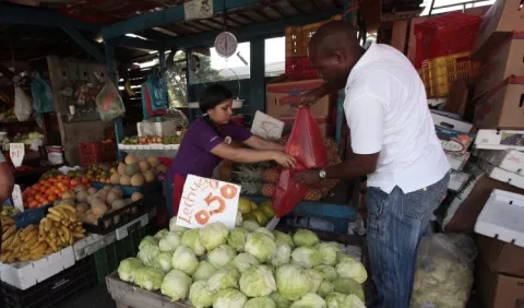   Población sufre por altos precios 