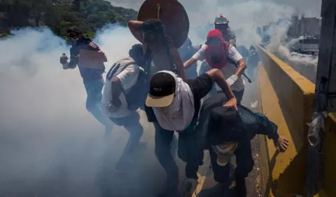 Militares venezolanos dispersan a opositores en lucha contra Maduro