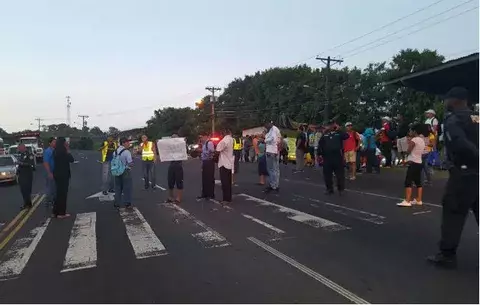 Madrugaron para protestar en Nueva Providencia por falta de agua