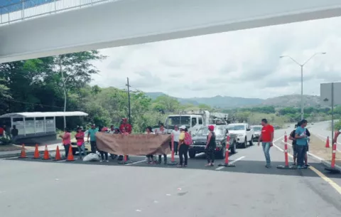 Docentes cierran la Interamericana en San Félix por falta de transporte aéreo
