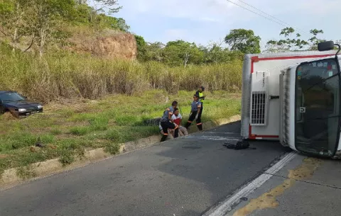 Se vuelca camión de reparto por colisión a la altura de Burunga