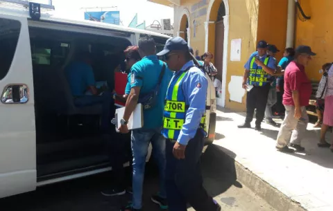 Sancionan a transportistas de Aguadulce por no tener tarifas a la vista  