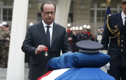 Francia recuerda a agente abatido en ataque a Campos Elíseos 