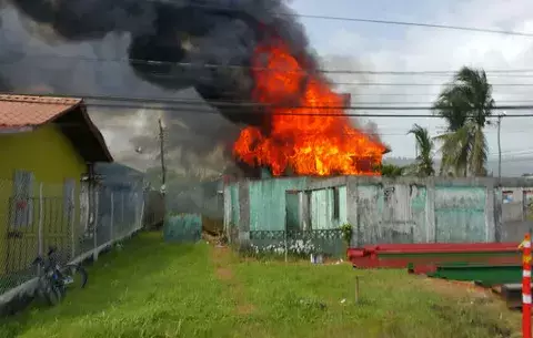 Otra vivienda arde en llamas en Bocas del Toro