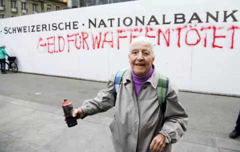 Detienen a anciana por pintar grafiti en una pared en Suiza 