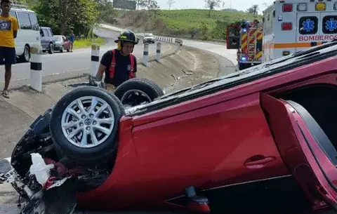 Cuatro lesionados tras vuelco en el cruce hacia San Antonio en Atalaya