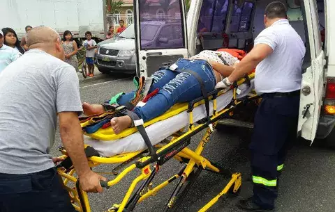 La pericia del conductor la salva, pero cae al pavimento y recibe fuerte golpe